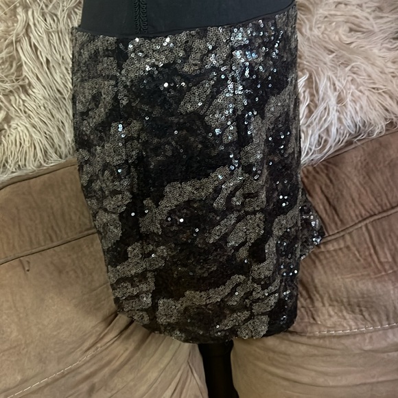 Guess jet black multicolored sequins skirt size 8 - Picture 2 of 6